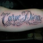 A tetoválás latinul # 404 a minta érdekes változata, amely sikeresen használható átalakítására és tetoválásra latinul a karon