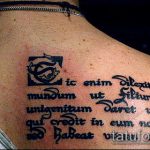 A latin tetoválás # 592 a minta egyedi változata, amely sikeresen használható a latin nyelvű kifejezések megváltoztatására és alkalmazására tetoválásként