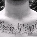 A latin tetoválás # 317 a minta hűvös változata, amely könnyen használható átalakítására és tetoválásra latinul a bordákon