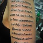 A 38 -as számú latin tetoválás a minta érdekes változata, amelyet sikeresen lehet használni a tetoválás átalakítására és alkalmazására latin feliratokban