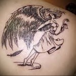 tetováló lány szárnyakkal a lapockán