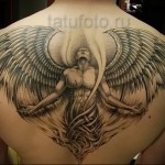 Angyal tetoválás szárnyakkal - kivégezve a férfi lapockái között