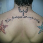 tetoválás két csillag és felirat a lapockákon