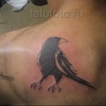 holló tetoválás a bal lapockán