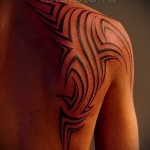 törzsi minta egy férfi lapockáján és kezén