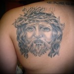 Jézus tetováló arcképe egy férfi lapockáján