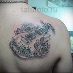 gitártetoválás a lapockán és felirat - örökké zene