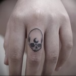 череп с месец в челото - татуировка на пръста за жени