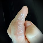 бели татуировки надпис обичам го - татуировка на пръста за жени (татуировка, татуировка)