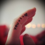 ти и аз сме еднаква любов - татуировка на женски пръст (татуировка, татуировка)