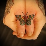 пеперуда на пръстите на различни ръце - татуировка