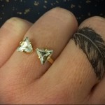 красиво перо - татуировка на пръста за жени (татуировка, татуировка)