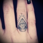 пирамида и око - татуировка на пръста за момиче (татуировка - татуировка- снимка)