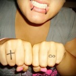 кръст и знак за безкрайност - татуировка на пръста за момиче (татуировка - татуировка- снимка)