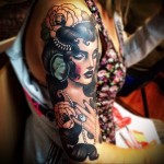 Hölgy fekete hajú tetoválással - Férfi váll tetoválás