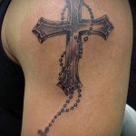 krst és lánc tetoválás - férfiak váll tetoválása