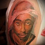 Tupac portré tetoválás - férfi váll tetoválás