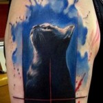 Gyönyörű fekete macska tetoválás - férfi váll tetoválás