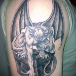 vízköpő (szárnyas démon) tetoválás - férfi váll tetoválás