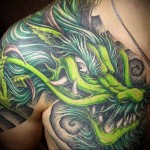 Zöld sárkány tetoválás - Férfi váll tetoválás