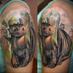 sárkány tetoválás a rajzfilmből (fogatlan) - férfiak tetoválás a vállán