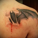 Denevér szárny tetoválás - férfi váll tetoválás