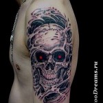 Koponyatetoválás vörös szemmel - Férfi váll tetoválás