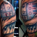 zongora billentyűk - férfi váll tetoválás