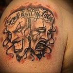 tetováljon két színházi maszkot és feliratot - férfi váll tetoválás