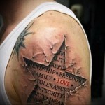 tetoválás stencil csillag és betűk a háttérben - férfi váll tetoválás