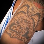 tetováló angyal kosárlabdát tart a kezében és feliratokat - férfi váll tetoválás