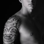 Maori tetoválás a vállán fiatal srác - férfiak tetoválás a vállán