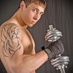 Absztrakt sportoló test tetoválás - férfi váll tetoválás