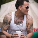 börtön tetoválás pókhálóval és rúddal - férfi váll tetoválás