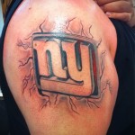 Két tetovált dombornyomott tetoválás - Férfi váll tetoválás