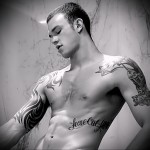 fiatal srác tetoválásban - férfi váll tetoválás