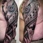 menő biomechanika a tetoválásban - férfi váll tetoválás