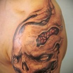 aod tetoválás - férfi váll tetoválás