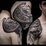 Óra és koponya tetoválás - Férfi váll tetoválás