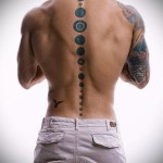 tetoválás körökkel a hátán TETOVÁLÓ FÉRFI