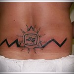 tetoválás címer és vonal TETOVÁZÁS ALSÓ HÁTÚ FÉRFI