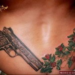 revolver és virág tetoválás