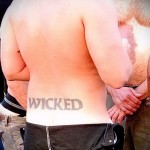 tetoválás felirat gonosz Tetoválás a hátlapon FÉRFI