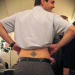 tetoválás nap és spirál tetoválás a férfi hátán