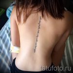 tatu-na-pozvonochnike-risunok-vdol-primer-foto-018-tatufoto-ru