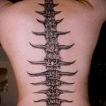 tatu-na-pozvonochnike-risunok-vdol-primer-foto-028-tatufoto-ru