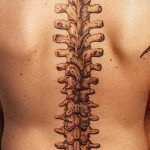 tatu-na-pozvonochnike-risunok-vdol-primer-foto-030-tatufoto-ru