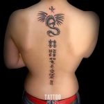 tatu-na-pozvonochnike-risunok-vdol-primer-foto-031-tatufoto-ru