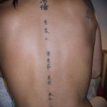 tatu-na-pozvonochnike-risunok-vdol-primer-foto-032-tatufoto-ru