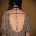 tatu-na-pozvonochnike-risunok-vdol-primer-foto-036-tatufoto-ru